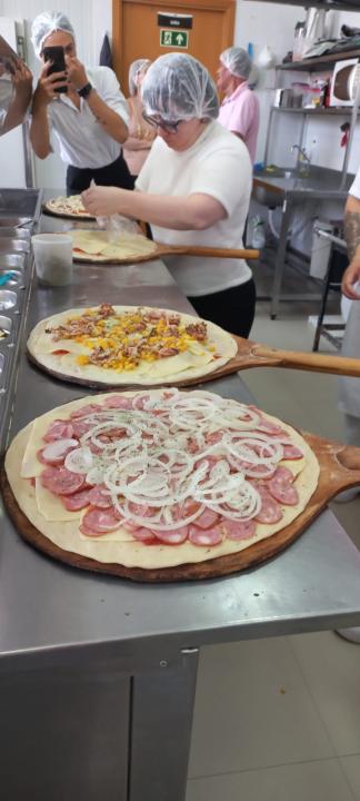 Foto 6 de 6 — Idosos do lar Otoniel de Camargo fazem e comem pizzas para comerar ação solidária